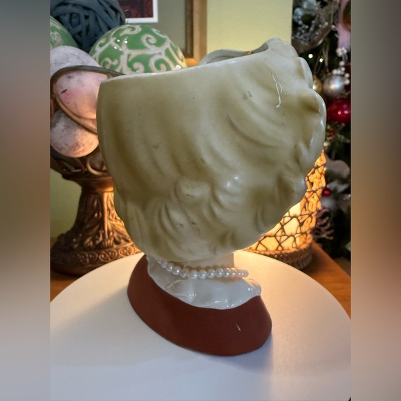 Elegant Cream and Brown Ceramic Bust - Picture 6 of 17